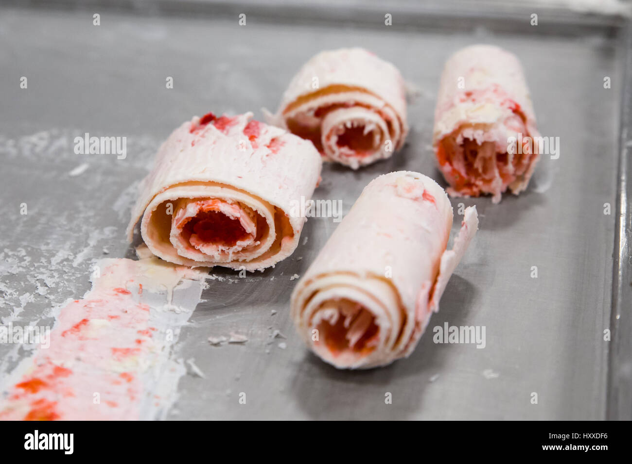 Détail de strawberry ice cream laminées sur plaque froide. Banque D'Images