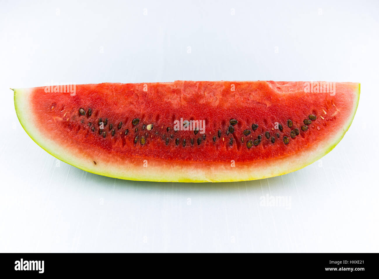 Watermelon coupées en deux ou en segments.demi-lune. Fruit d'été méditerranéen ou sicilienne. Sur fond blanc Coupe. ressource graphique. Banque D'Images