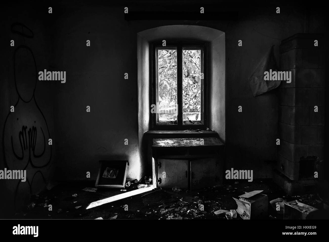 La lumière dans l'obscurité. Ancien bâtiment de Cetatuia - forteresse Hill, lieu historique abandonnée à Cluj Napoca, Roumanie Banque D'Images