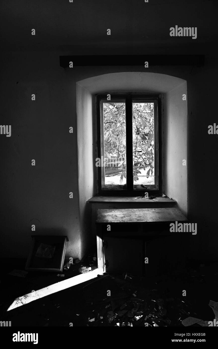 La lumière dans l'obscurité. Ancien bâtiment de Cetatuia - forteresse Hill, lieu historique abandonnée à Cluj Napoca, Roumanie Banque D'Images