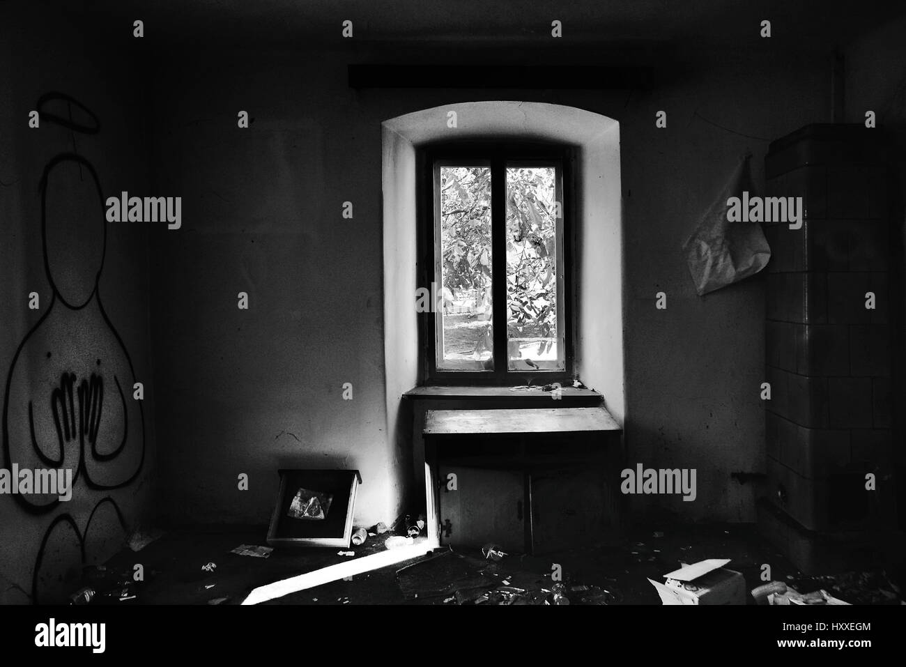 La lumière dans l'obscurité. Ancien bâtiment de Cetatuia - forteresse Hill, lieu historique abandonnée à Cluj Napoca, Roumanie Banque D'Images