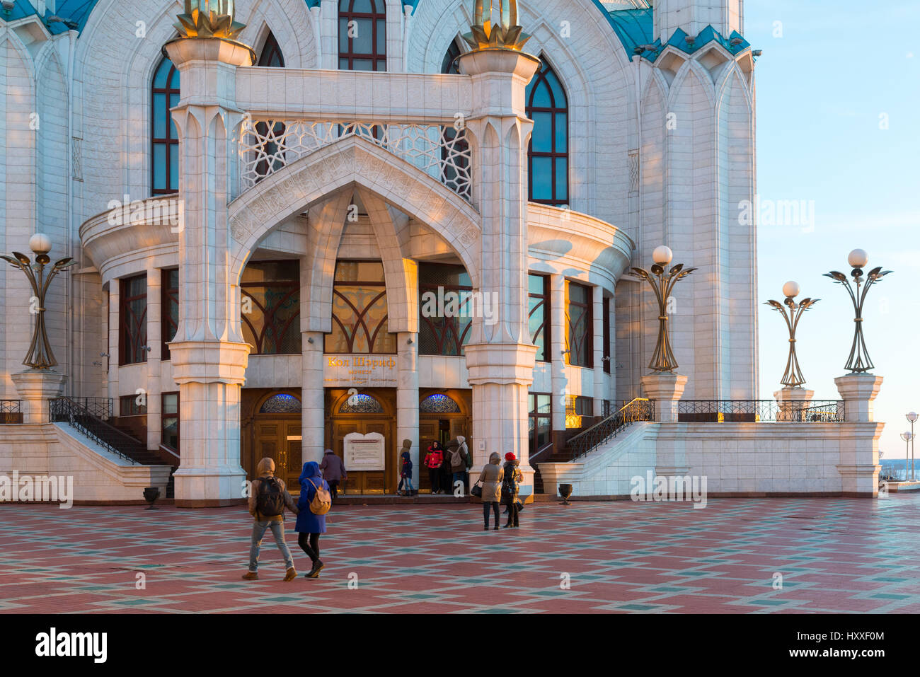 Kazan, Russie - Mars 26,2017. entrée de Kul-Sharif mosque at sunset. Adyguée Banque D'Images