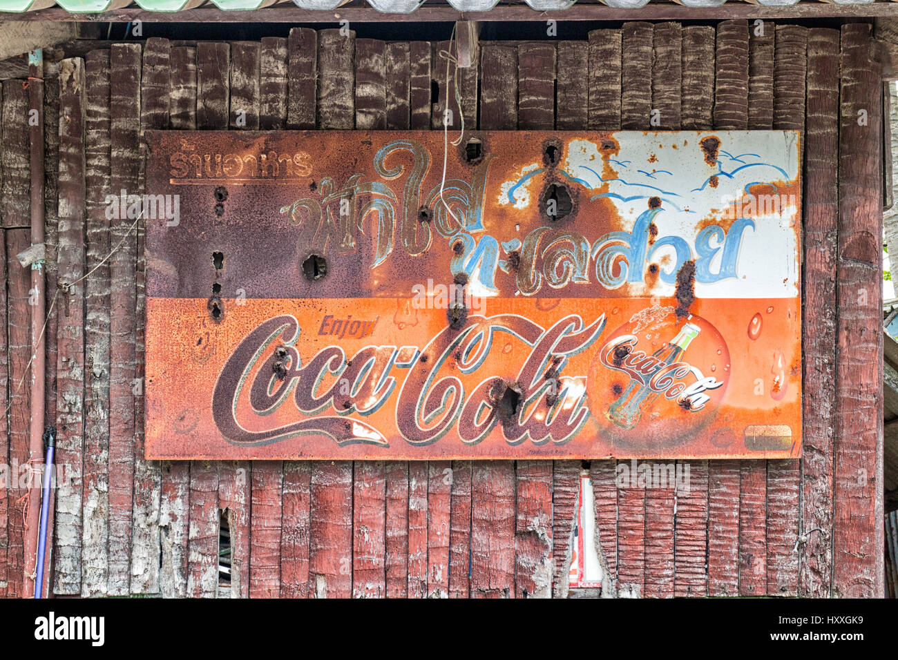 Vieux coca cola sur le côté d'un vieux café à Sichon, Thaïlande Banque D'Images