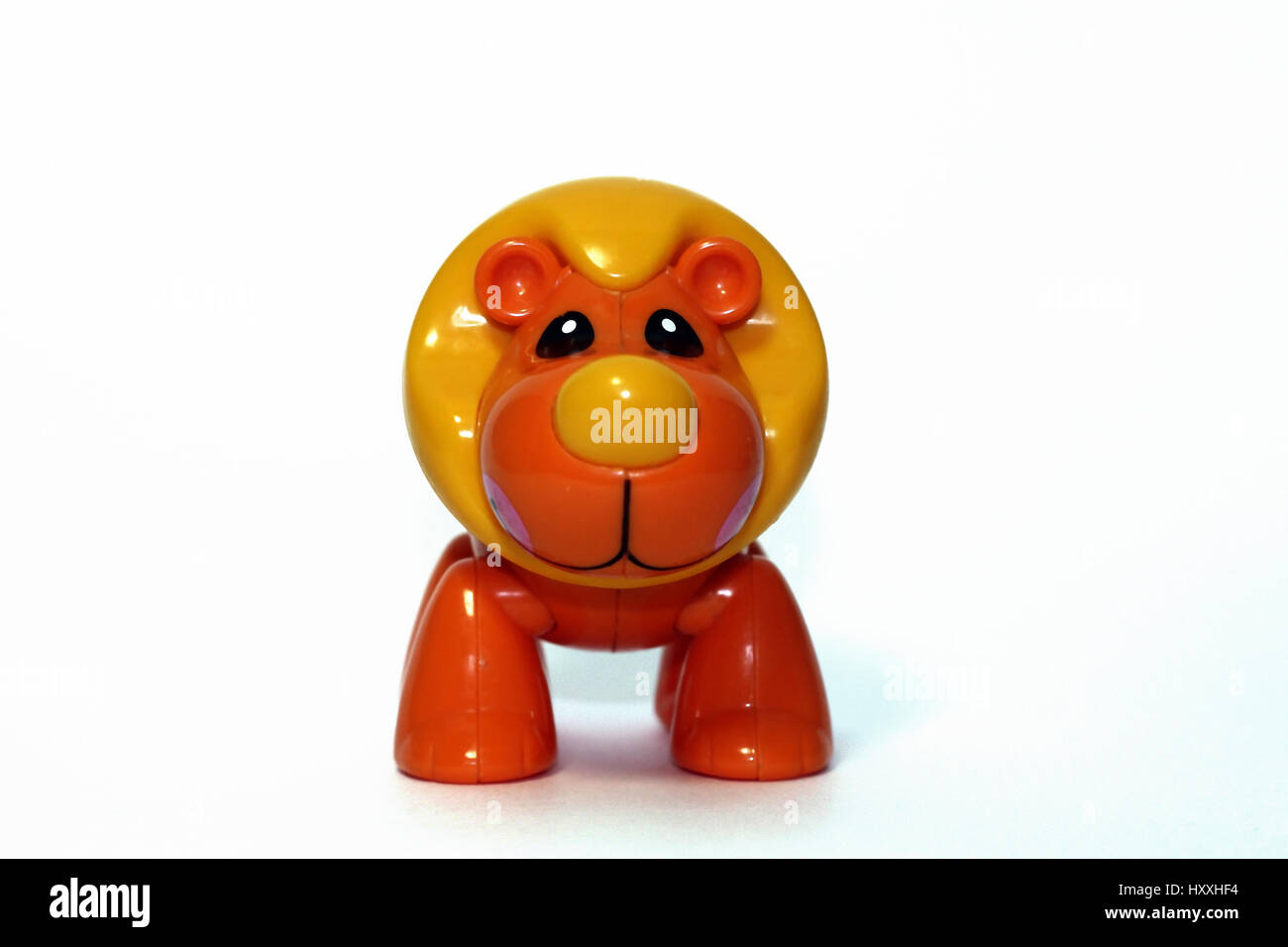 Bébé Lion jouet en plastique isolé sur fond blanc. Jouet pour enfants Cute lion orange sur fond blanc. Banque D'Images