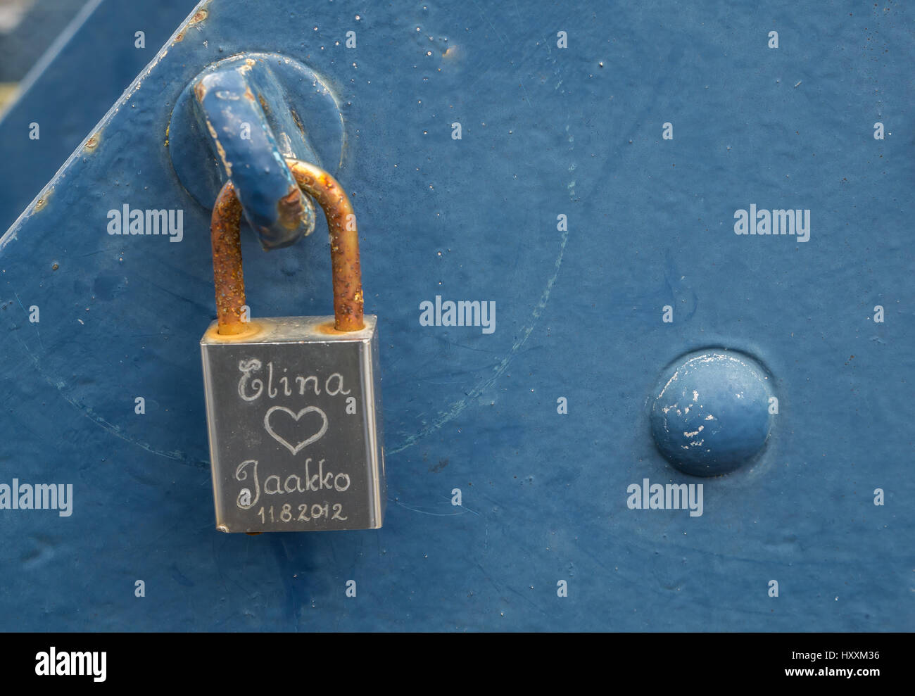 Close up of love lock cadenas sur un anneau sur le pont de fer bleu, Leith, Edinburgh, Ecosse, Royaume-Uni Banque D'Images