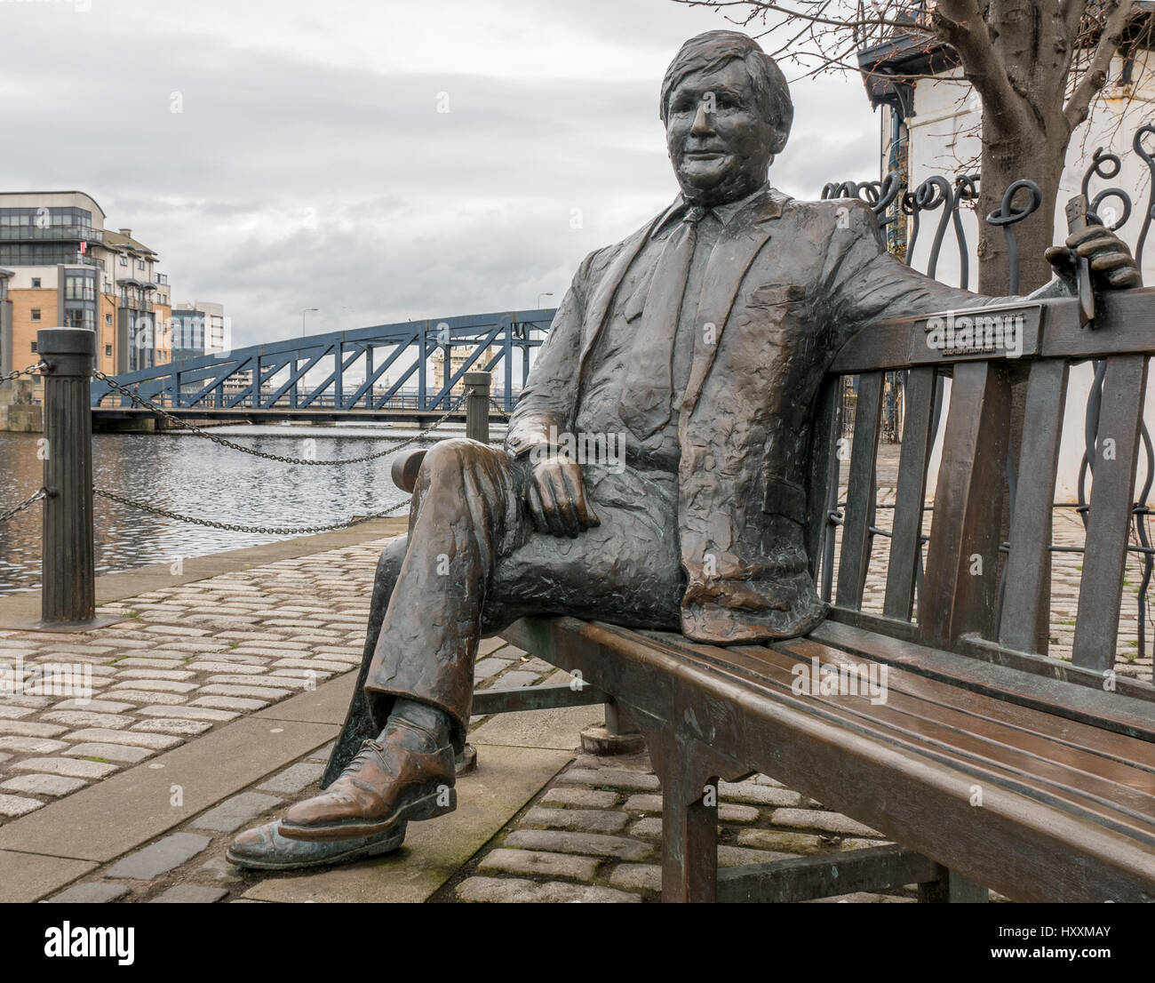 Close up of statue de Sandy Irvine Robertson, OBE, par Lucy Poett, assis sur un banc, la rive, l'eau de Leith, Édimbourg, Écosse, Royaume-Uni Banque D'Images