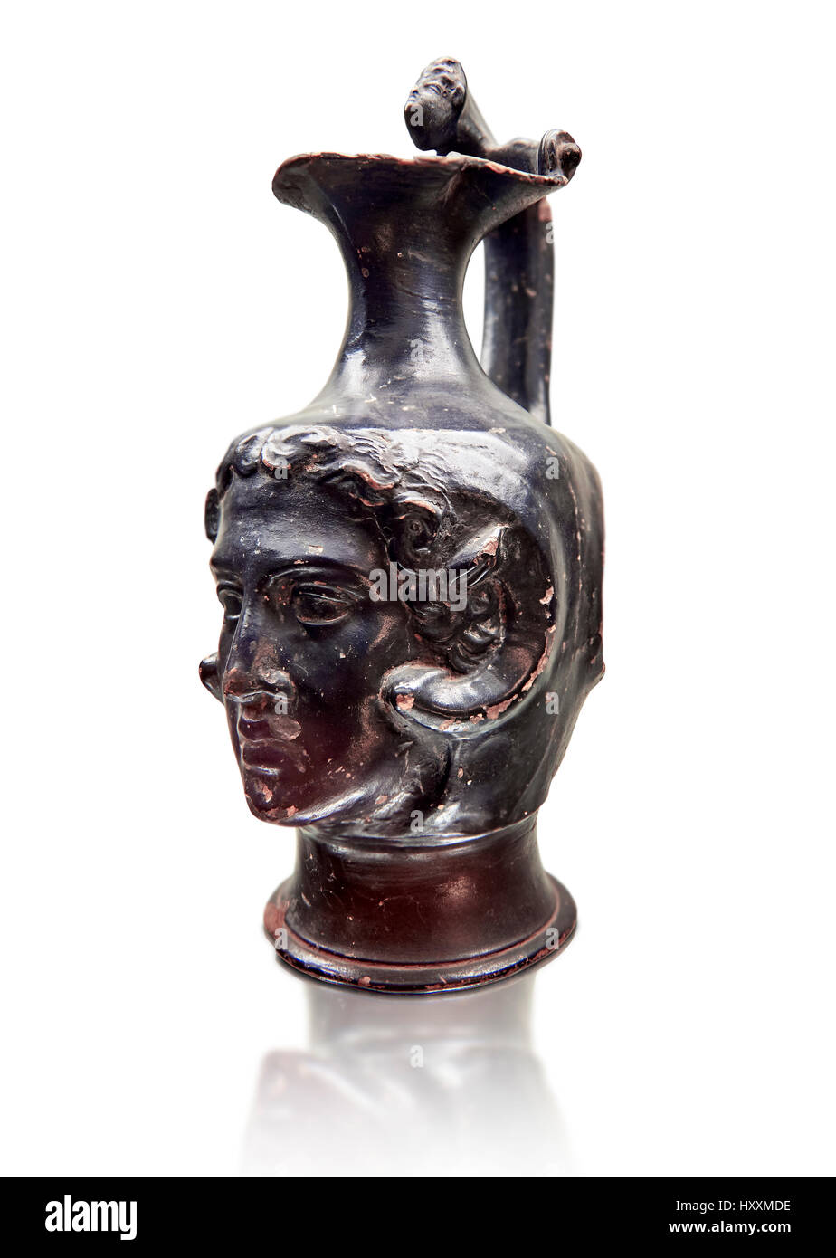 Bucchero étrusque verseuse d'un visage, Musée Archéologique National de Florence, Italie, fond blanc Banque D'Images