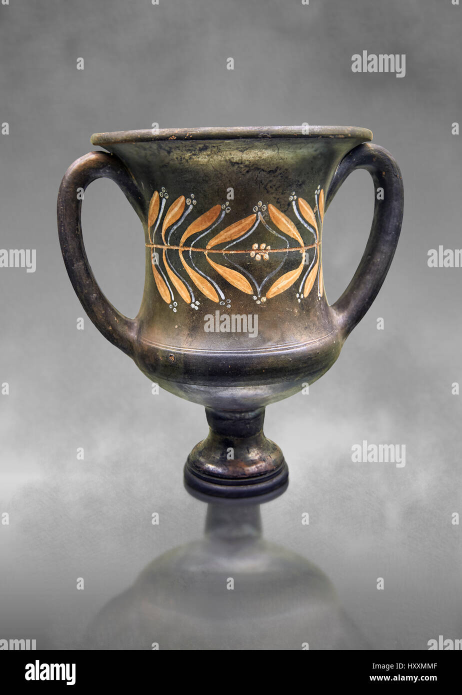 Début du 3e siècle avant J.C. Cratère vin étrusque, noir et peint une feuille avec un design, inv 4382, Musée Archéologique National de Florence, Italie , gris Banque D'Images