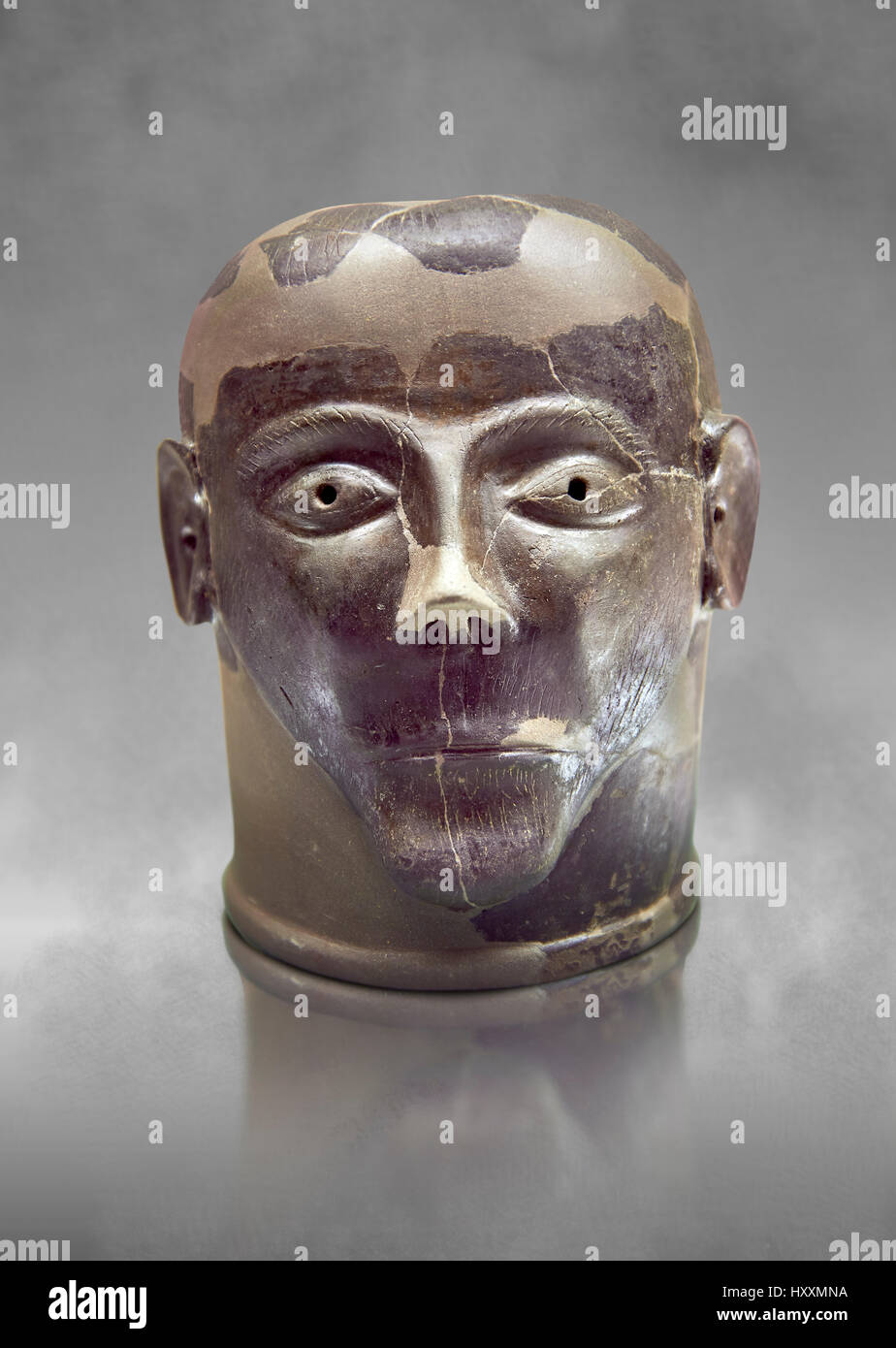 6ème siècle avant J.C. tête d'argile dans Chiusi, inv 94619, Musée Archéologique National de Florence, Italie , art fond gris Banque D'Images