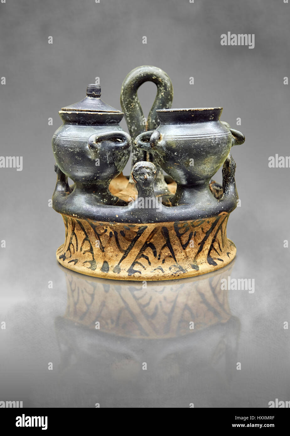 A la fin de 4e siècle avant J.-C. Début du 3e, ou un Kernos étrusque anneau de céramique de tasses, vases, utilisé dans les rituels religieux, en fait, Teano inv 83957, Florence Banque D'Images