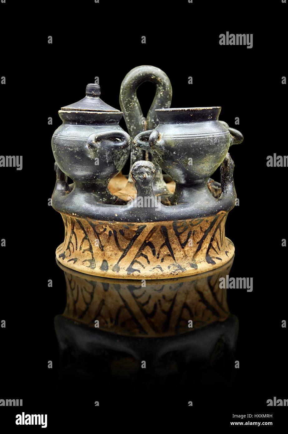 A la fin de 4e siècle avant J.-C. Début du 3e, ou un Kernos étrusque anneau de céramique de tasses, vases, utilisé dans les rituels religieux, en fait, Teano inv 83957, Florence Banque D'Images