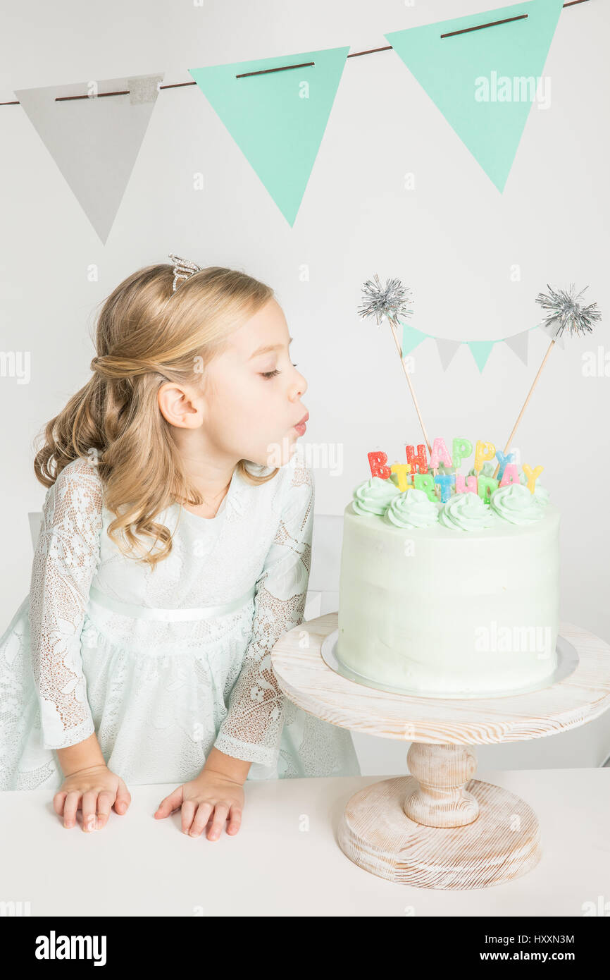 Belle Petite Fille Dans Diadem Qui Souffle Sur Le Gateau D Anniversaire Photo Stock Alamy Belle Petite Fille Dans Diadem Qui Souffle Sur Le Gateau D Anniversaire Photo Stock Alamy