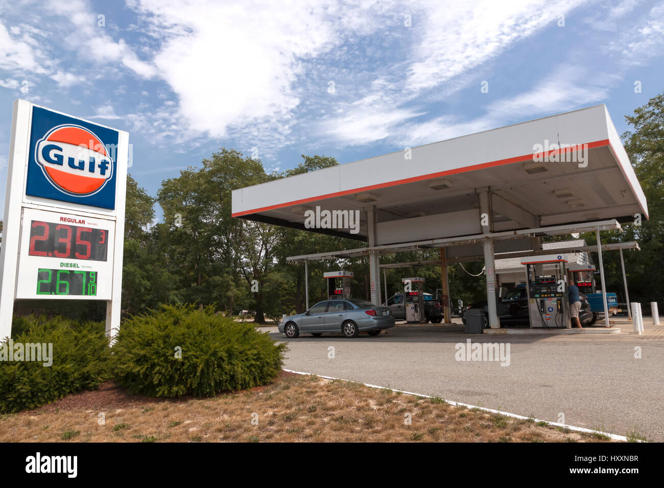 Station de gaz du golfe à faible prix de l'essence sur un signe. Banque D'Images