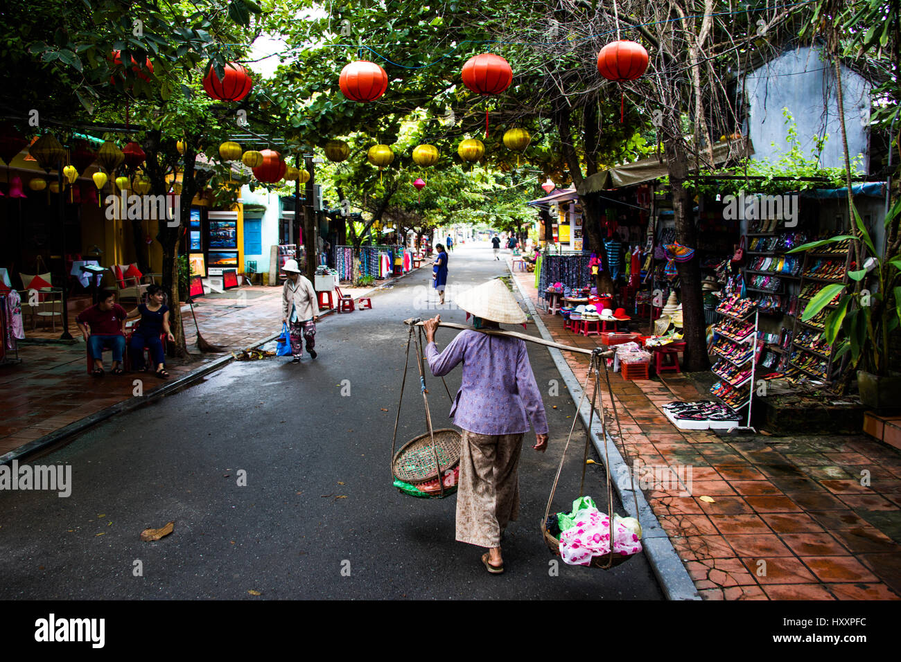 Femme colporteur dans Hoi An, Vietnam Banque D'Images