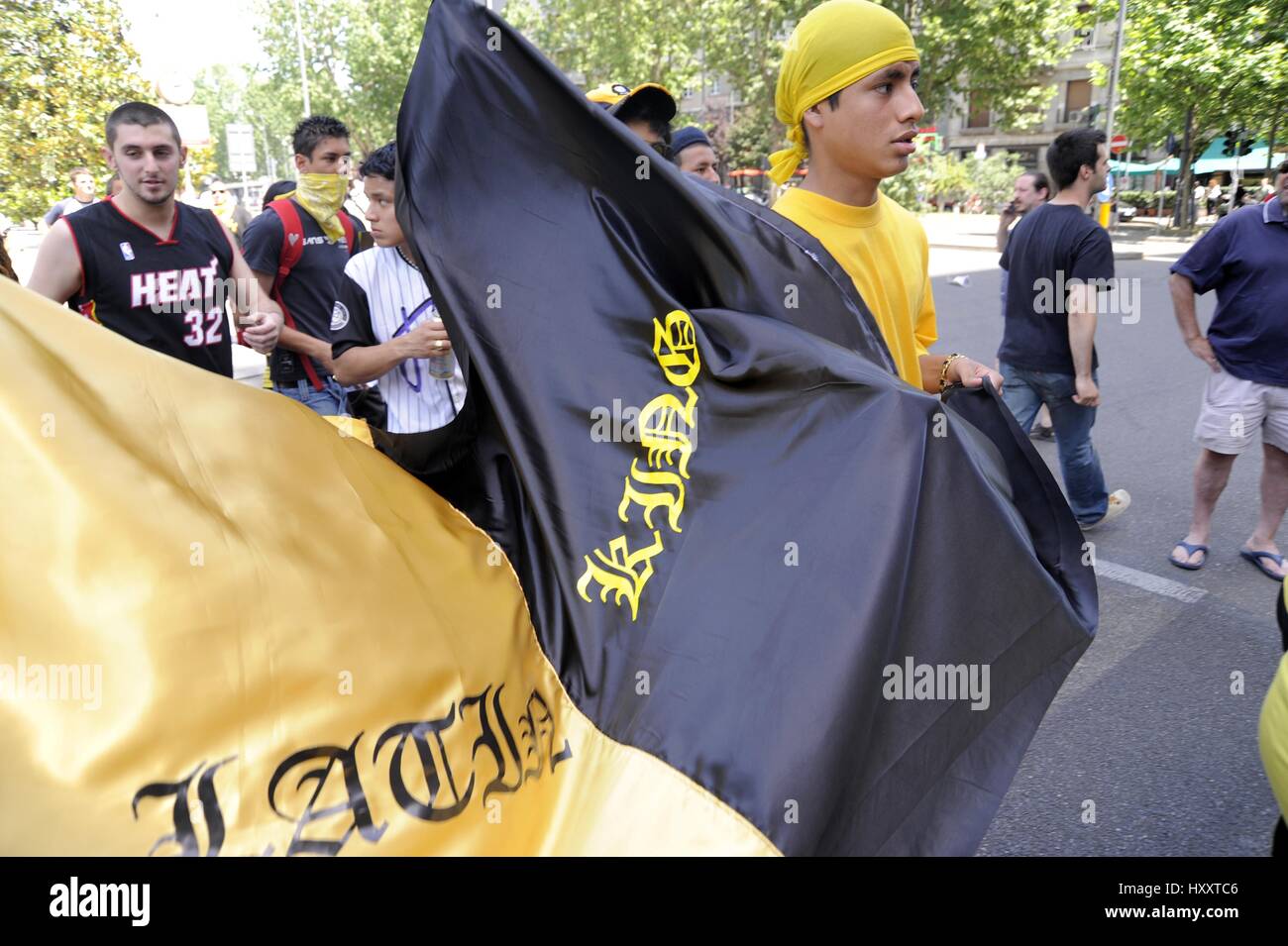 Milan (Italie), membres du groupe Latin Kings participer à une manifestation pour les droits des immigrants Banque D'Images