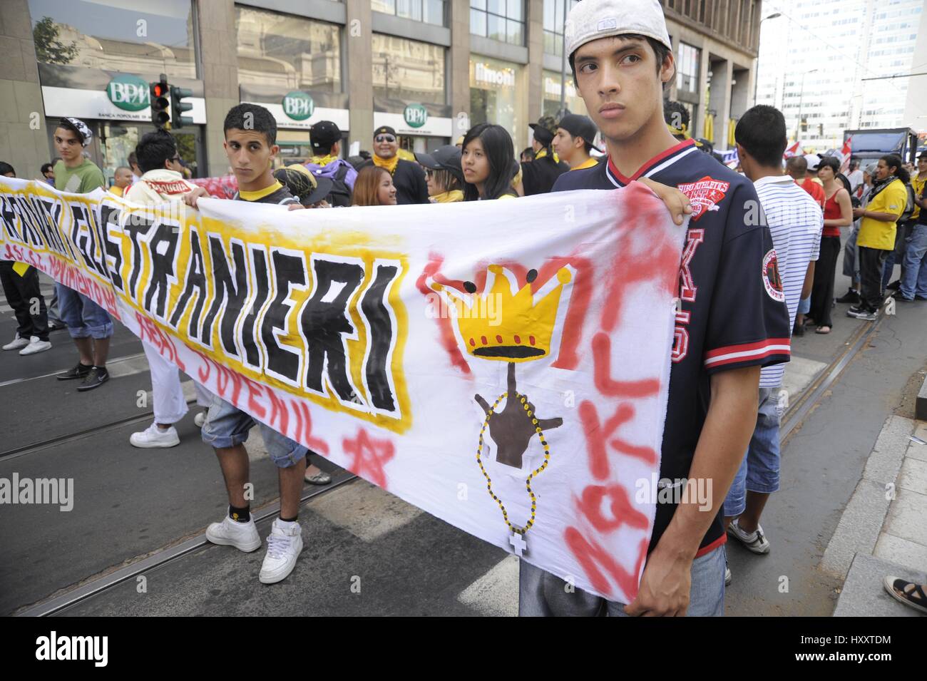 Milan (Italie), membres du groupe Latin Kings participer à une manifestation pour les droits des immigrants Banque D'Images