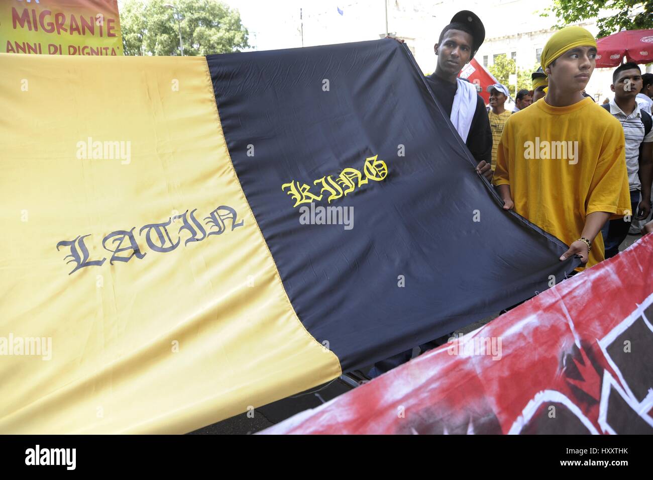 Milan (Italie), membres du groupe Latin Kings participer à une manifestation pour les droits des immigrants Banque D'Images
