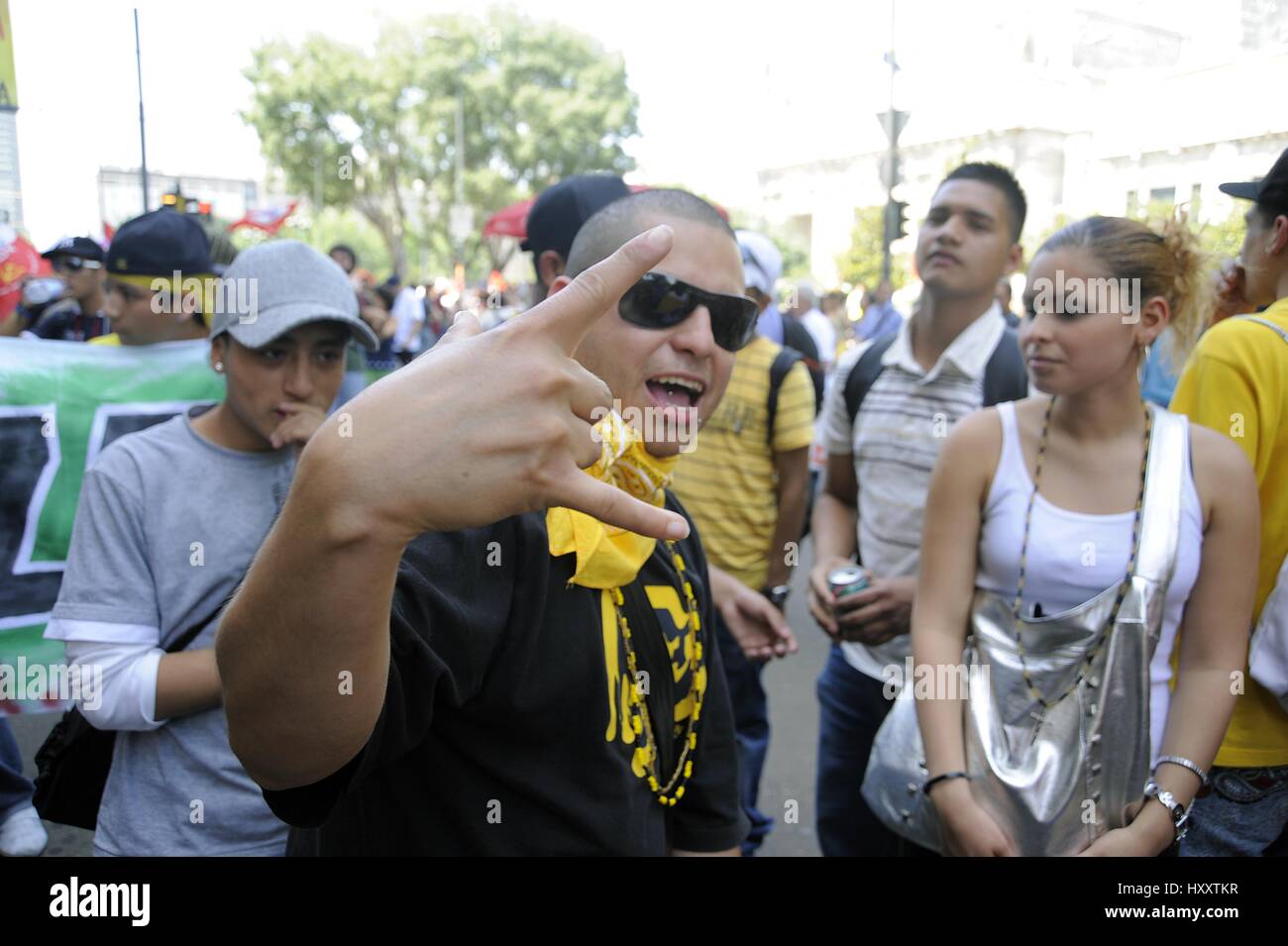 Milan (Italie), membres du groupe Latin Kings participer à une manifestation pour les droits des immigrants Banque D'Images