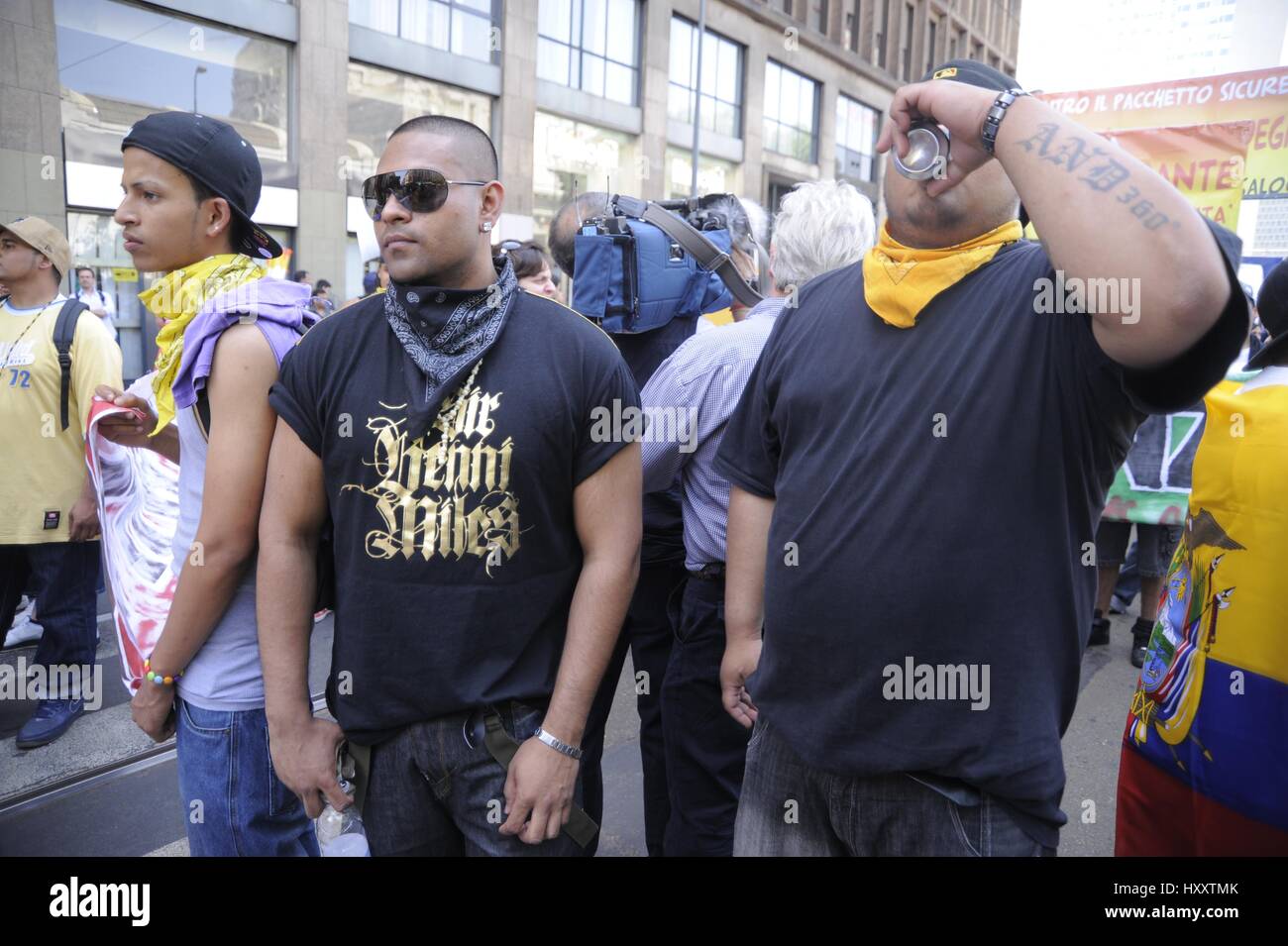 Milan (Italie), membres du groupe Latin Kings participer à une manifestation pour les droits des immigrants Banque D'Images
