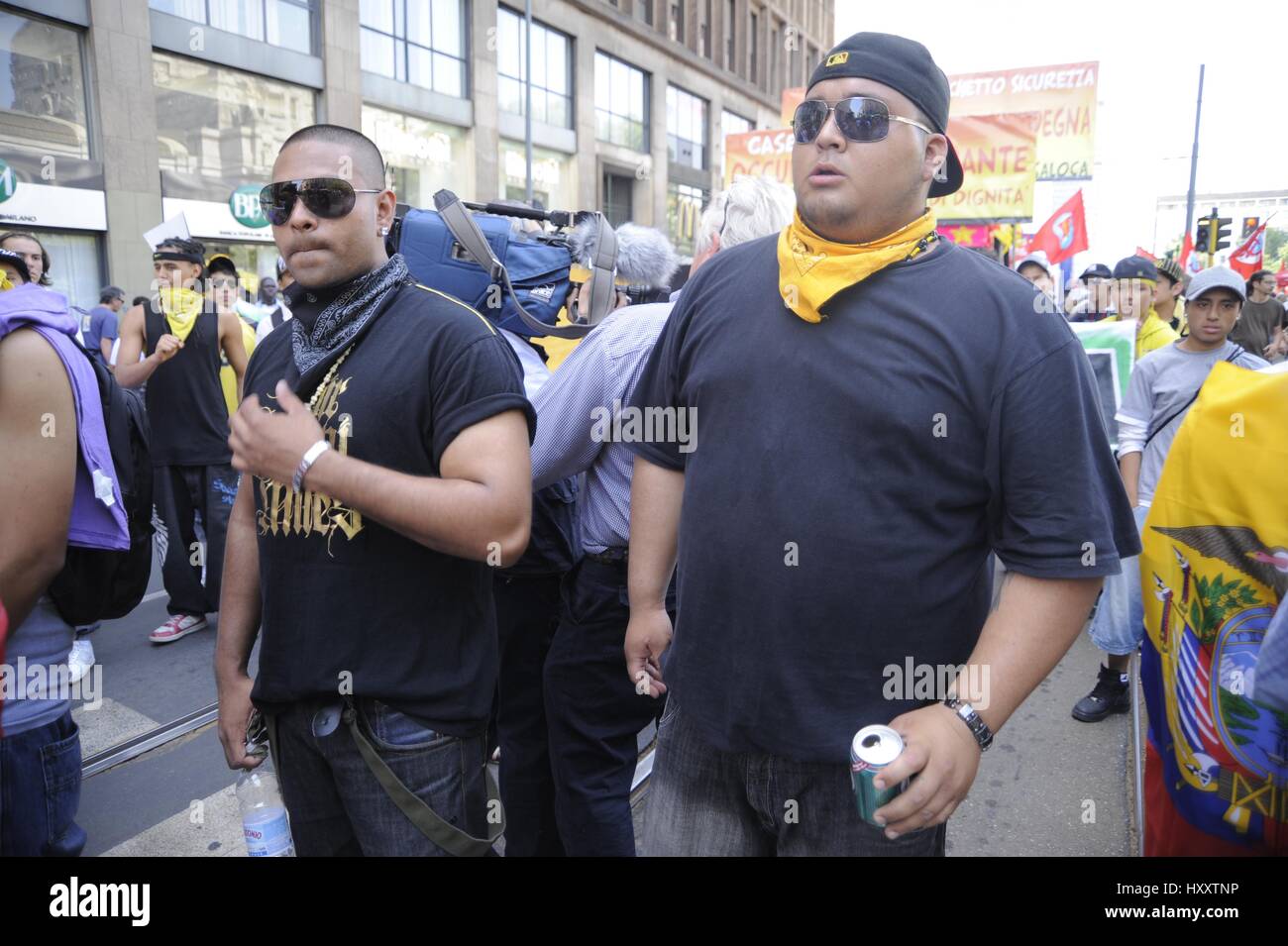 Milan (Italie), membres du groupe Latin Kings participer à une manifestation pour les droits des immigrants Banque D'Images