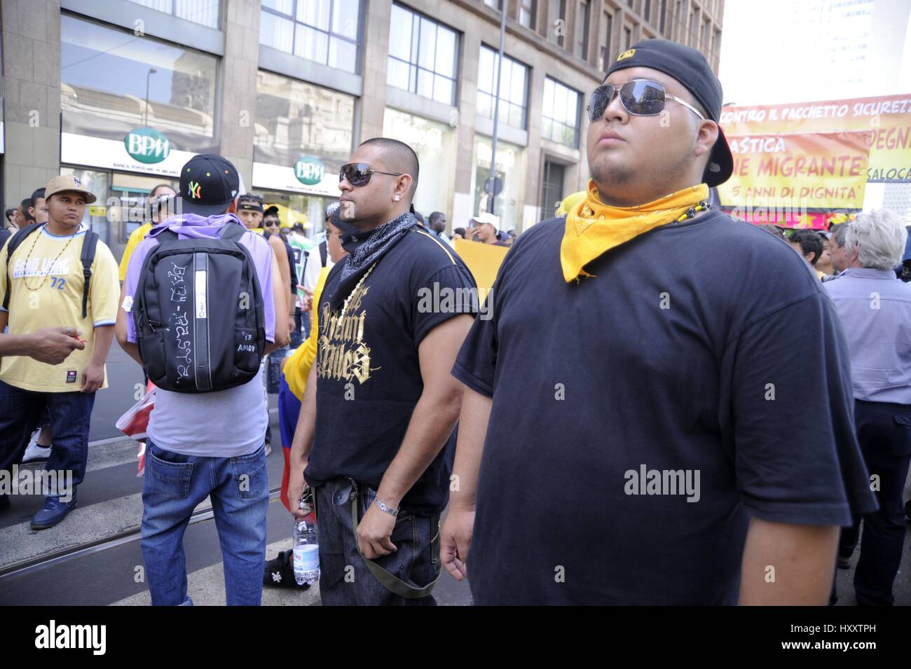 Milan (Italie), membres du groupe Latin Kings participer à une manifestation pour les droits des immigrants Banque D'Images
