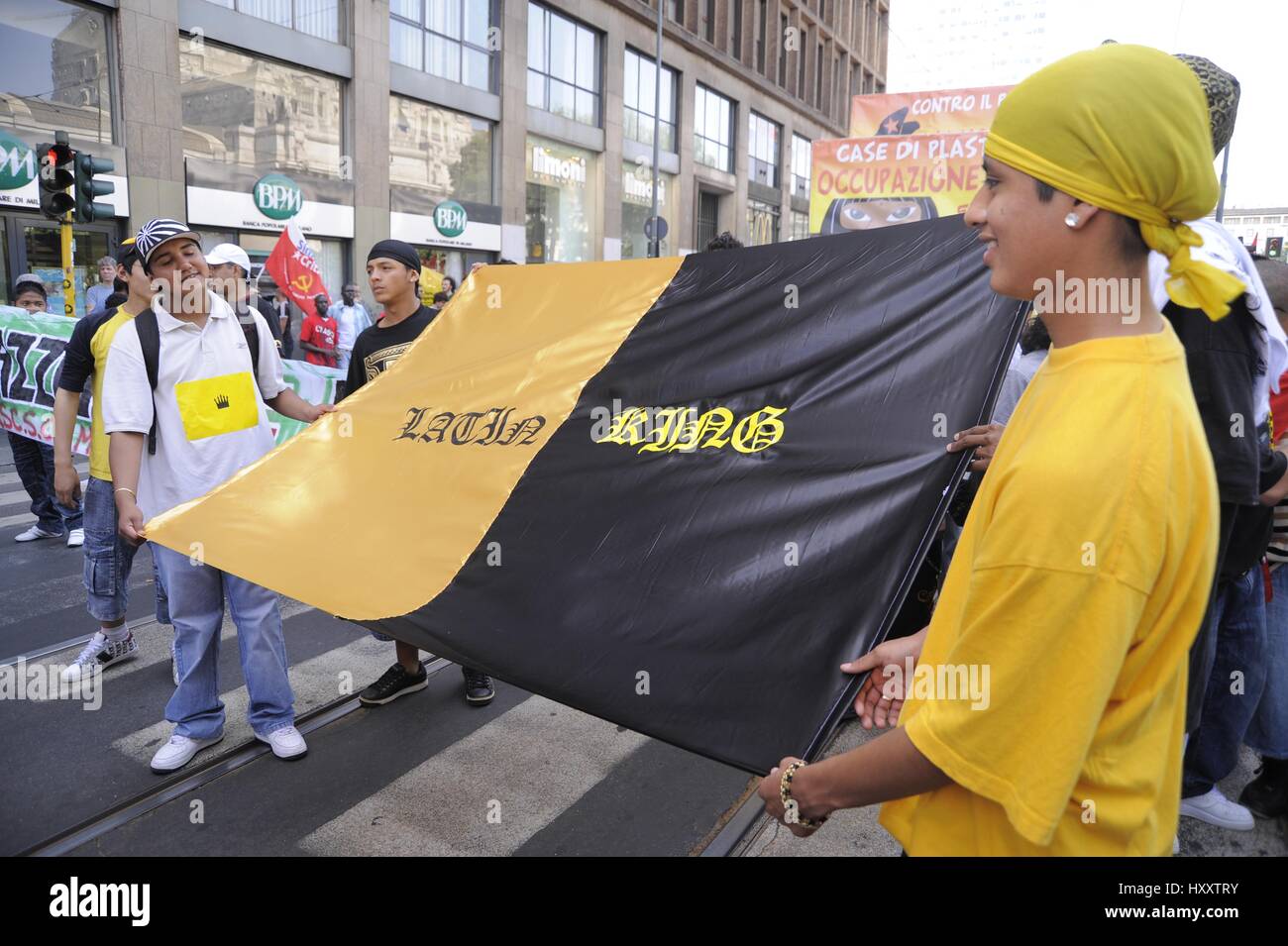 Milan (Italie), membres du groupe Latin Kings participer à une manifestation pour les droits des immigrants Banque D'Images