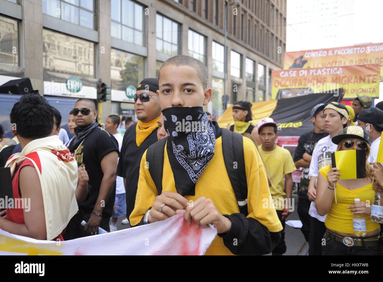Milan (Italie), membres du groupe Latin Kings participer à une manifestation pour les droits des immigrants Banque D'Images