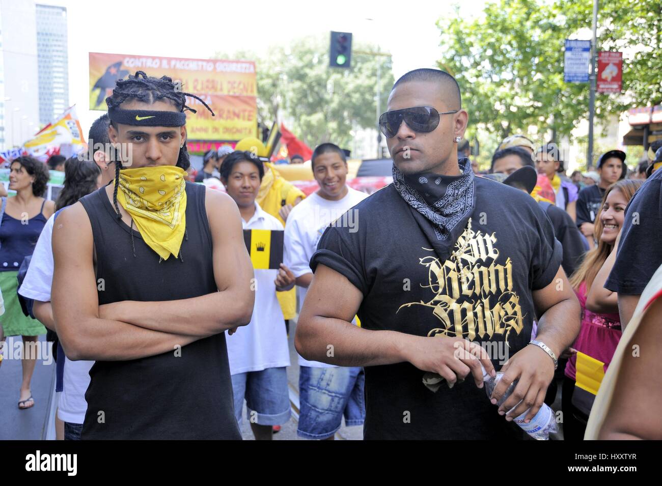 Milan (Italie), membres du groupe Latin Kings participer à une manifestation pour les droits des immigrants Banque D'Images