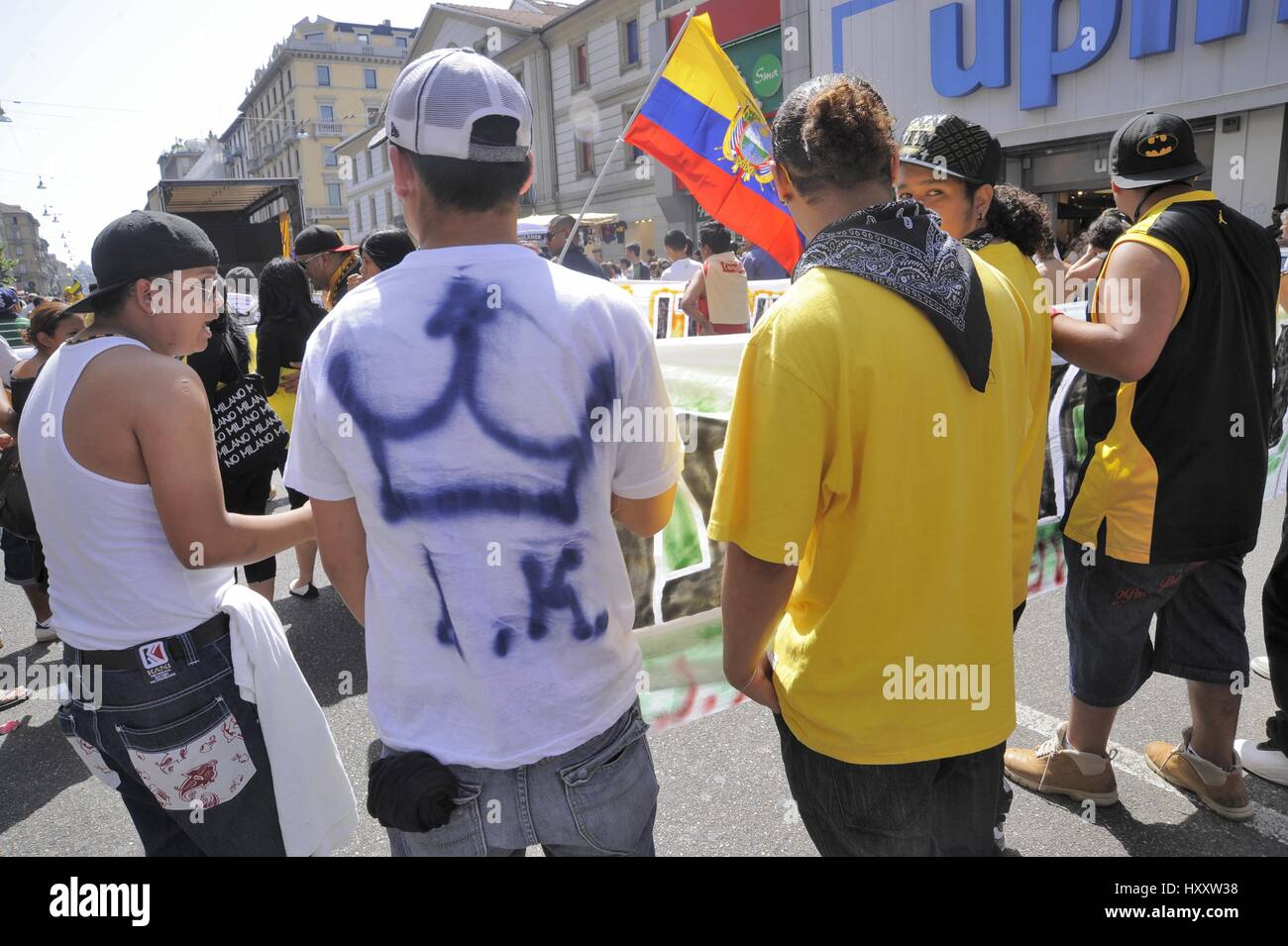 Milan (Italie), membres du groupe Latin Kings participer à une manifestation pour les droits des immigrants Banque D'Images
