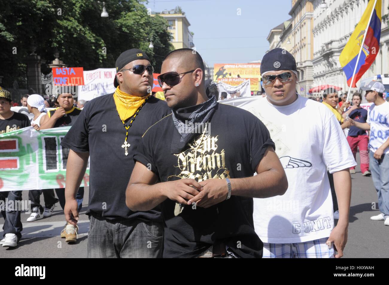 Milan (Italie), membres du groupe Latin Kings participer à une manifestation pour les droits des immigrants Banque D'Images