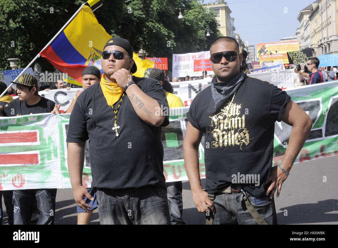 Milan (Italie), membres du groupe Latin Kings participer à une manifestation pour les droits des immigrants Banque D'Images
