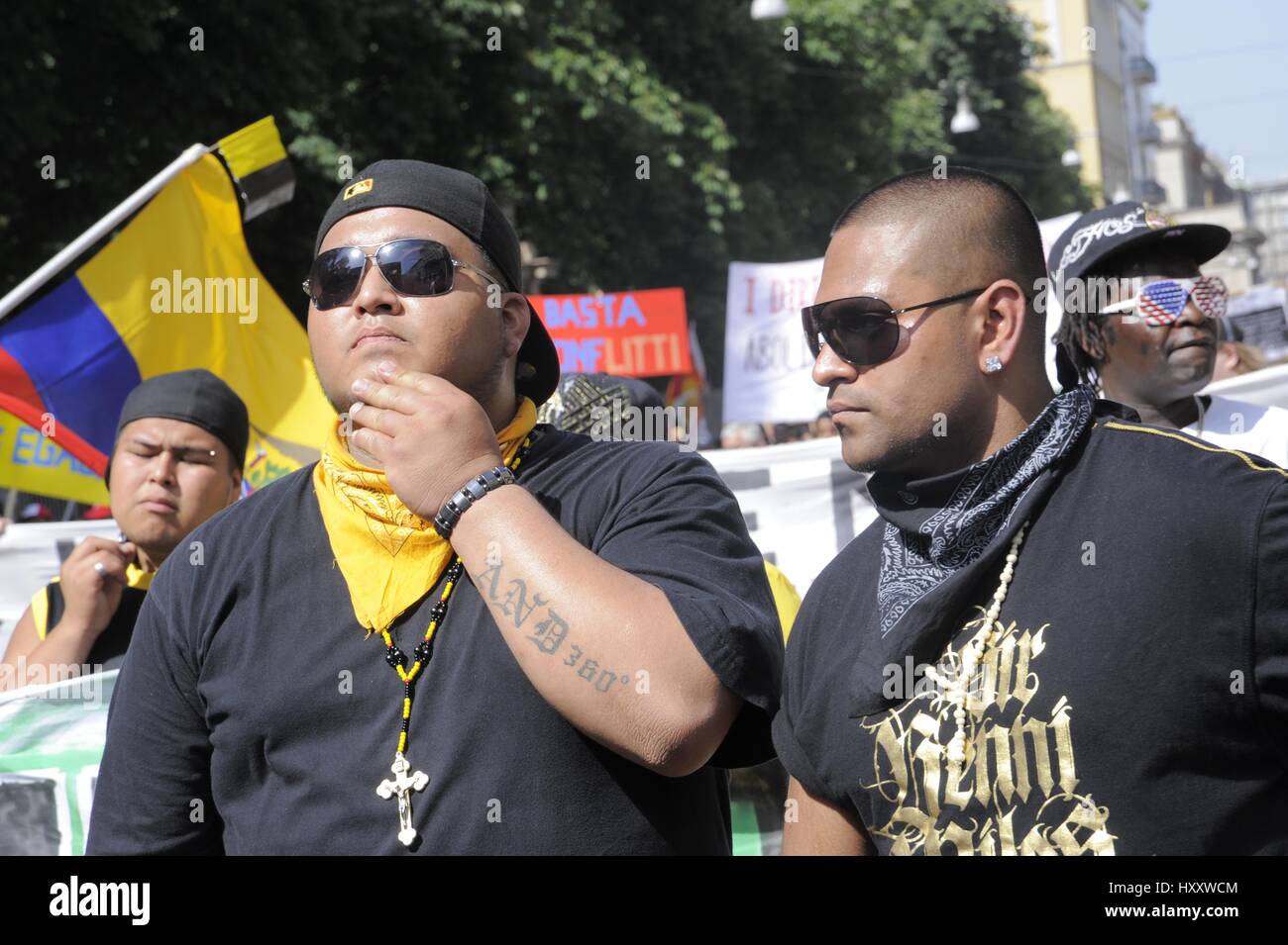 Milan (Italie), membres du groupe Latin Kings participer à une manifestation pour les droits des immigrants Banque D'Images