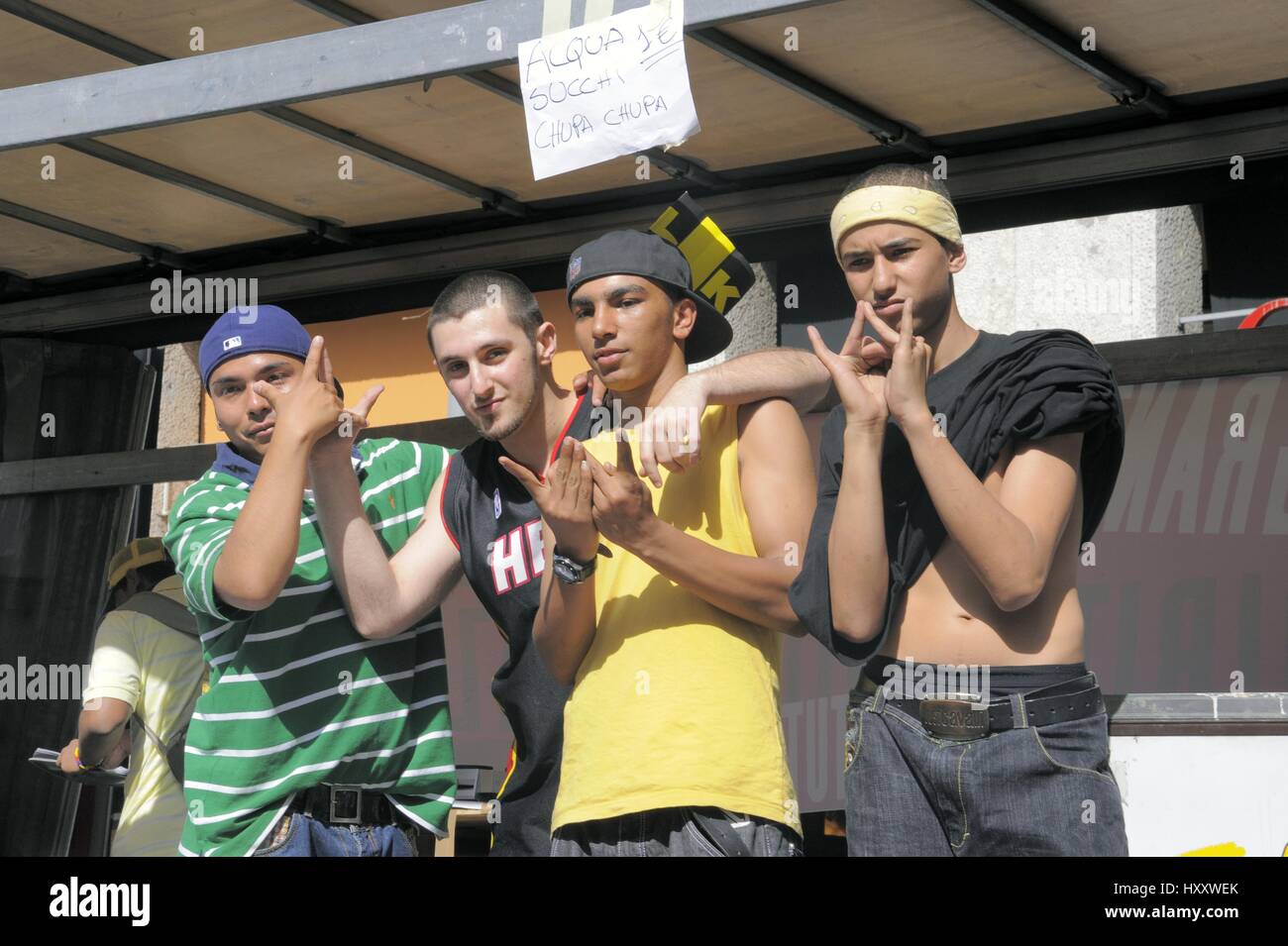 Milan (Italie), membres du groupe Latin Kings participer à une manifestation pour les droits des immigrants Banque D'Images