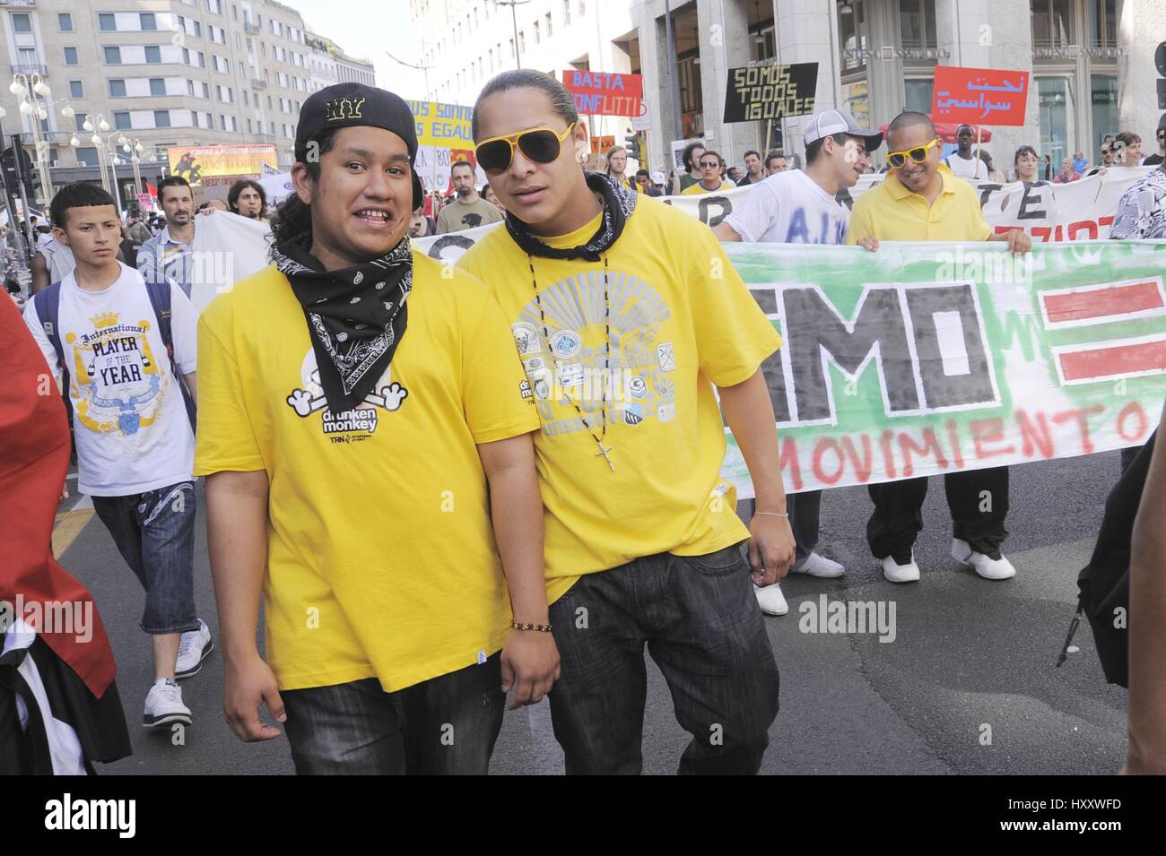 Milan (Italie), membres du groupe Latin Kings participer à une manifestation pour les droits des immigrants Banque D'Images