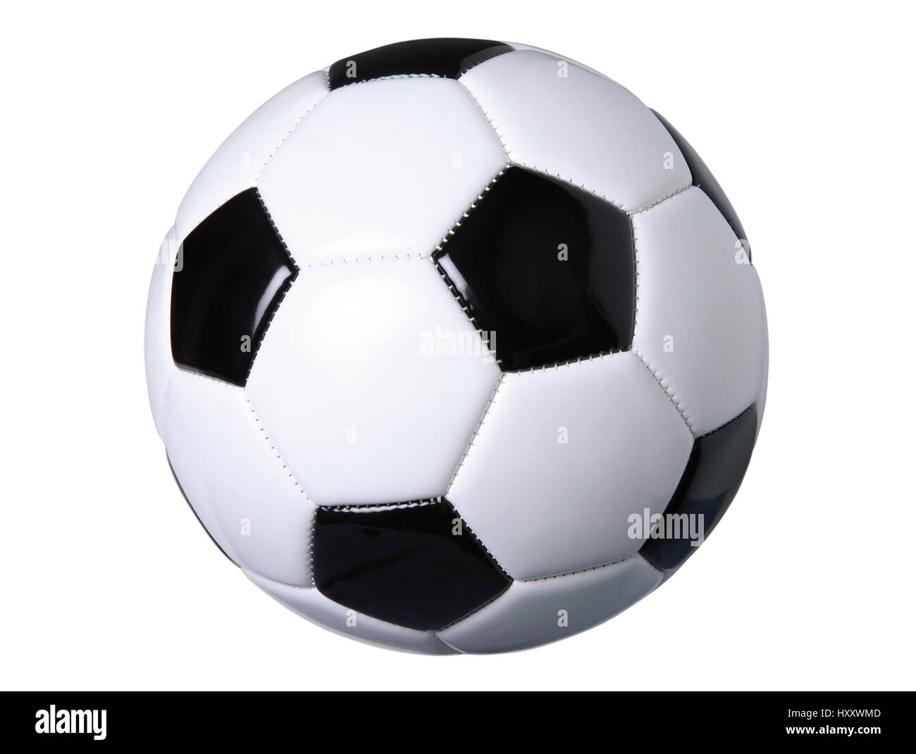 Un ballon de football noir et blanc isolé sur fond blanc avec clipping