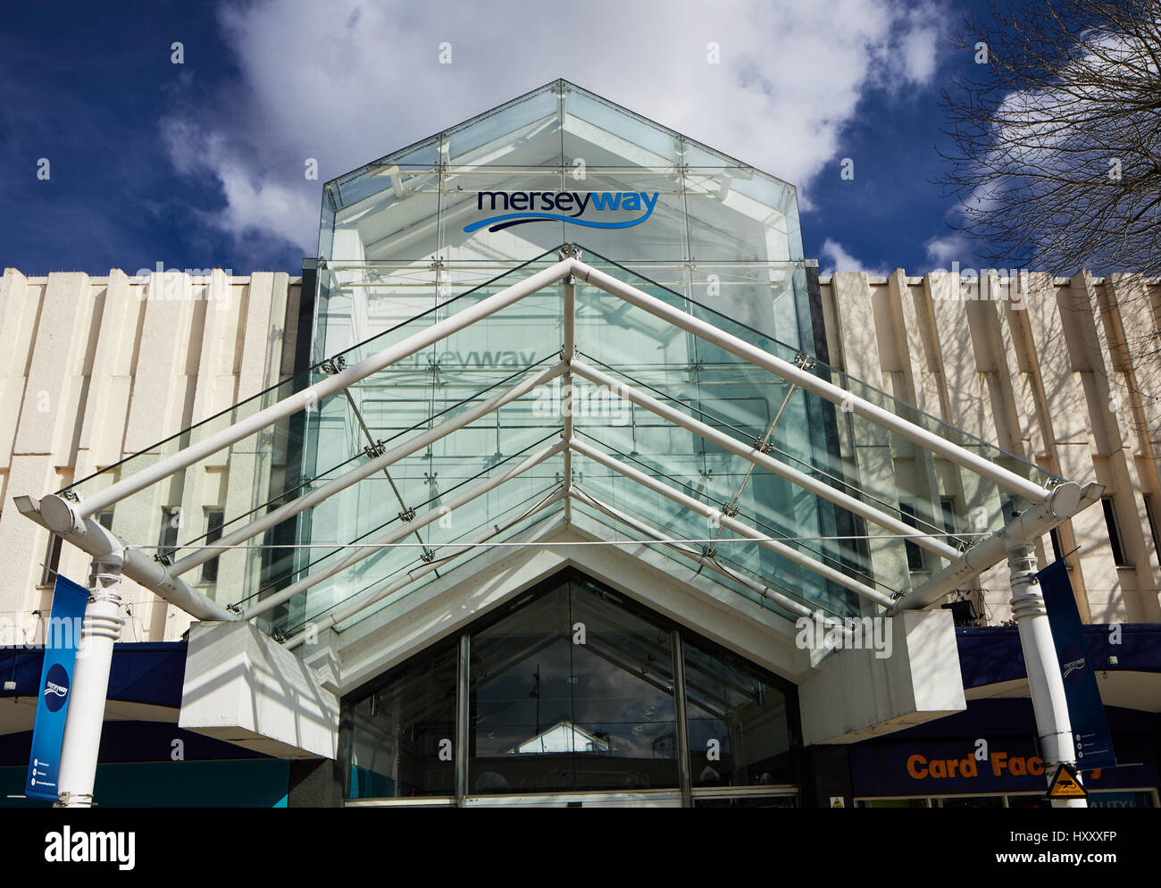 Entrée principale en verre moderne extension à Stockport Merseyway shopping precinct, Manchester, Angleterre,Chesire , Royaume-Uni. Banque D'Images