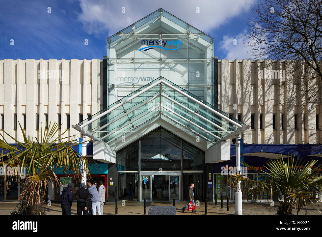 Entrée principale en verre moderne extension à Stockport Merseyway shopping precinct, Manchester, Angleterre,Chesire , Royaume-Uni. Banque D'Images