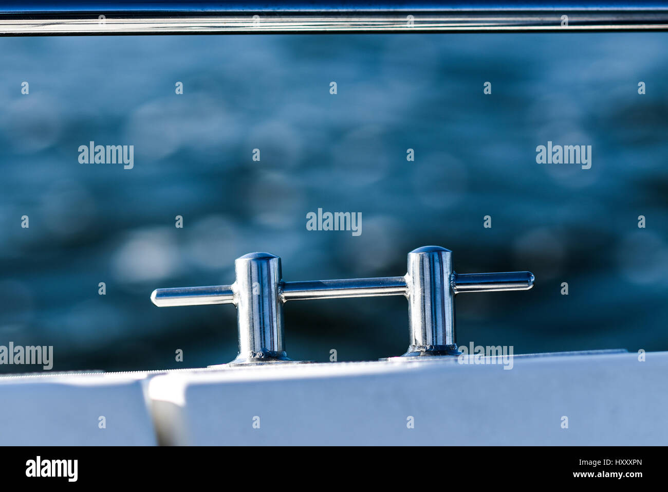 Chrome taquet sur un voilier blanc par la mer. Banque D'Images