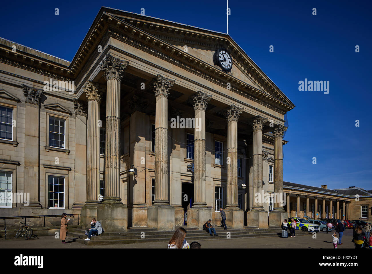 La gare ferroviaire d'extérieur de bâtiment, Huddersfield town centre-ville un grand marché de Kirklees Metropolitan Borough, West Yorkshire, Angleterre. UK. Banque D'Images