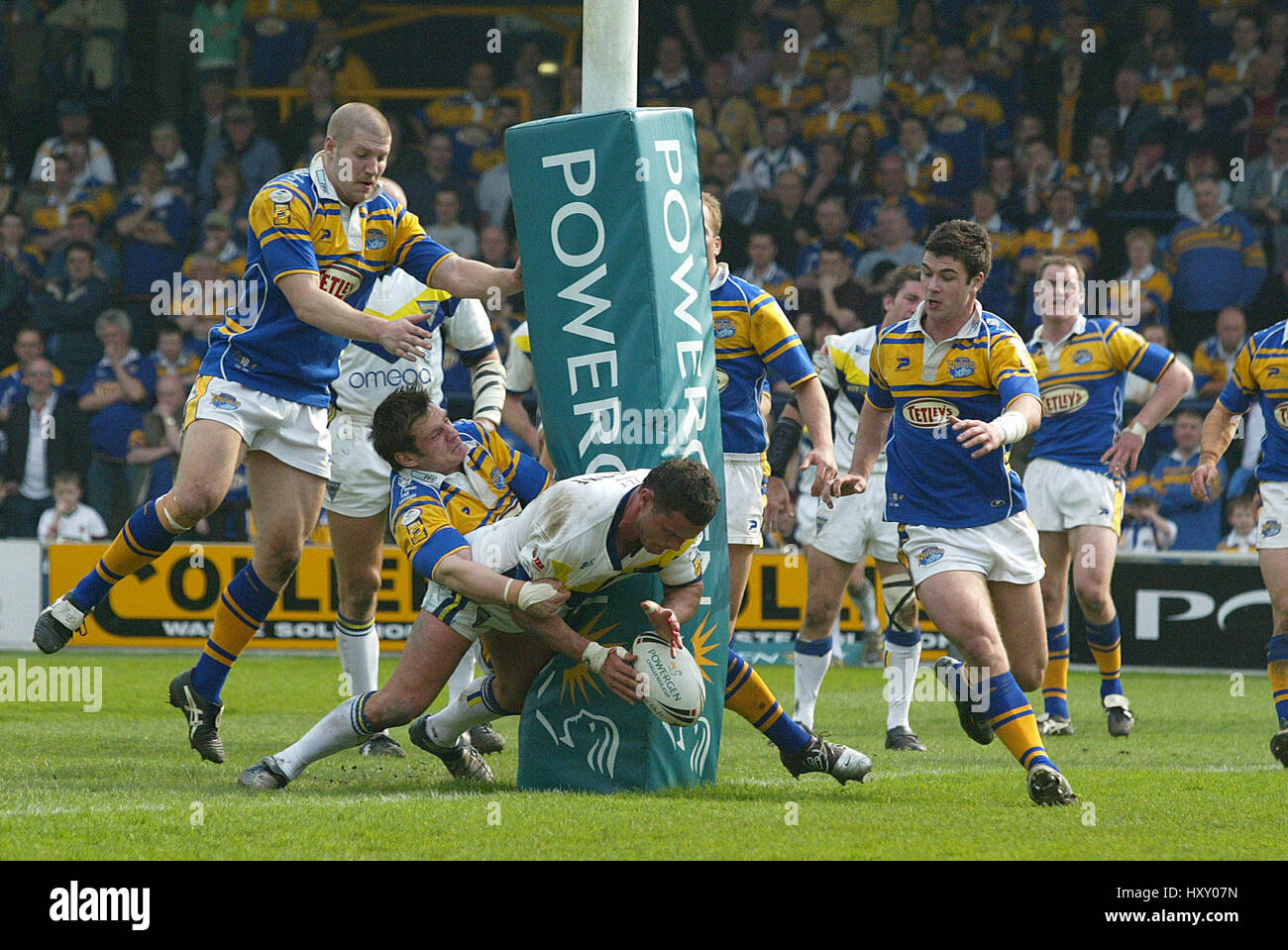 JON CLARKE SCORES ESSAYEZ LEEDS RHINOS V WARRINGTON 02 Avril 2005 Banque D'Images