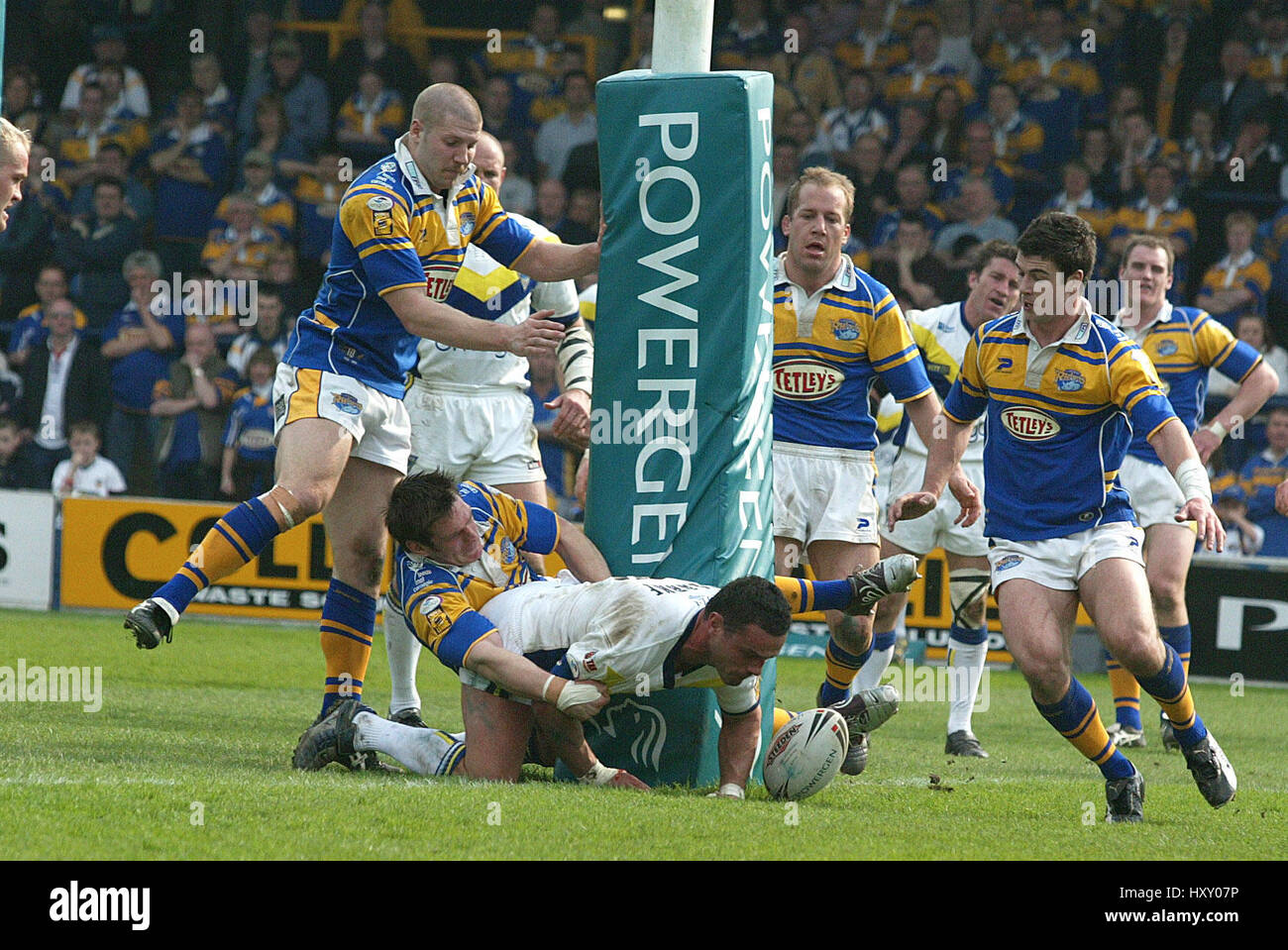 JON CLARKE SCORES ESSAYEZ LEEDS RHINOS V WARRINGTON 02 Avril 2005 Banque D'Images