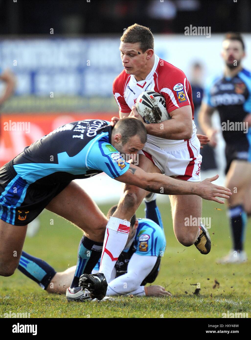 PETER FOX DÉPASSE MICHAEL PL BRADFORD V HULL KR GRATTAN STADIUM BRADFORD ANGLETERRE 15 Février 2009 Banque D'Images