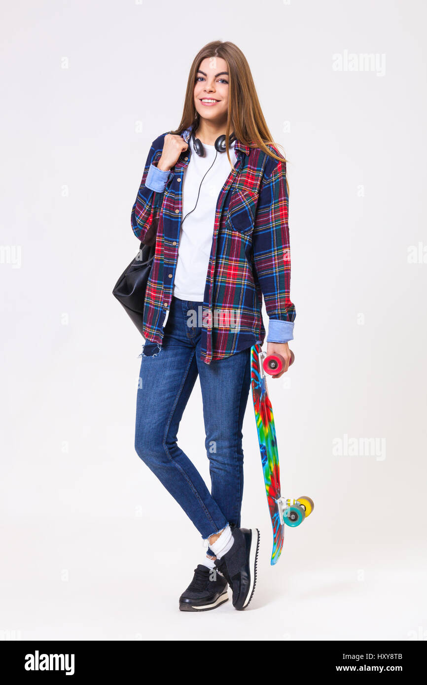Studio portrait of young Beautiful woman with skateboard isolé sur fond blanc. Banque D'Images