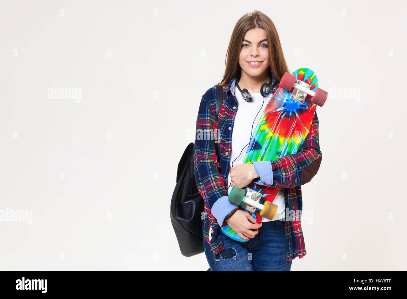 Studio portrait of young Beautiful woman with skateboard isolé sur fond blanc. Banque D'Images