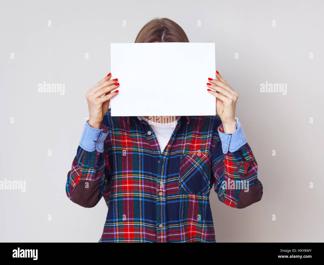 Portrait of young female student avec feuille de papier vide. Banque D'Images