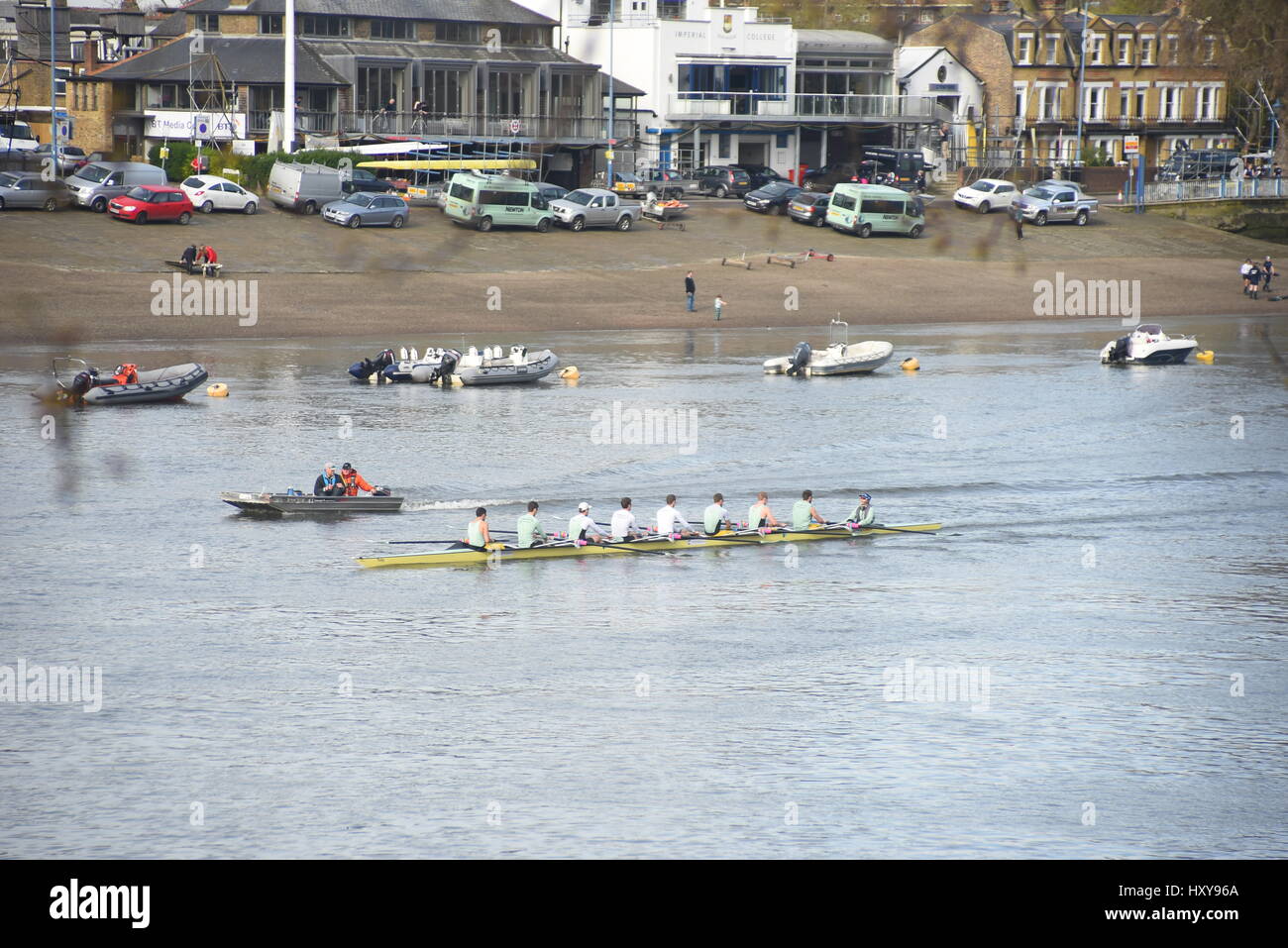 Londres, Royaume-Uni. 30Th Mar, 2017. Avant la formation des courses de bateaux à Putney. Le bateau courses vont voir l'Université d'Oxford Rowing Club contre l'Université de Cambridge Rowing Club, dans les deux hommes et femmes jusqu'à la ligne d'arrivée à Mortlake, au sud-ouest de Londres. Credit : Alberto Pezzali/Pacific Press/Alamy Live News Banque D'Images