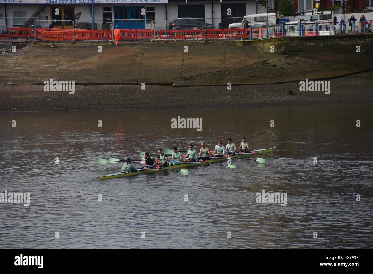 Londres, Royaume-Uni. 30Th Mar, 2017. Avant la formation des courses de bateaux à Putney. Le bateau courses vont voir l'Université d'Oxford Rowing Club contre l'Université de Cambridge Rowing Club, dans les deux hommes et femmes jusqu'à la ligne d'arrivée à Mortlake, au sud-ouest de Londres. Credit : Alberto Pezzali/Pacific Press/Alamy Live News Banque D'Images