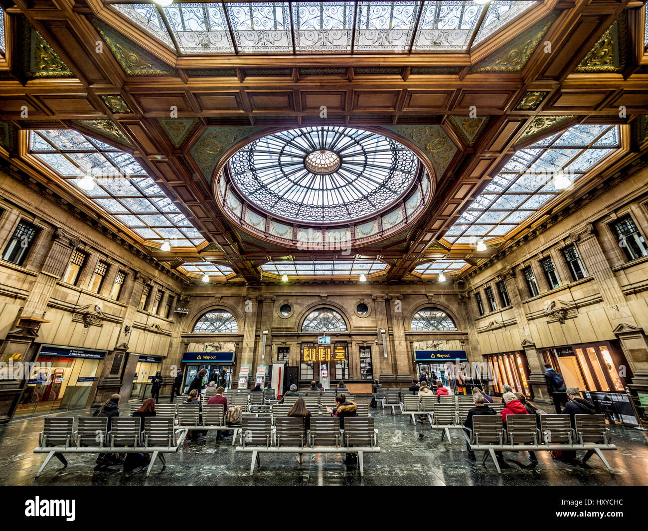 La gare Waverley d'Édimbourg - rétabli le bureau de vente des billets avec plafond orné Banque D'Images