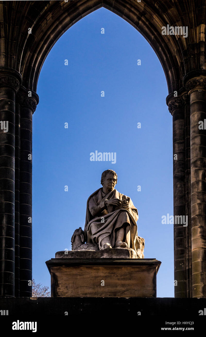 Statue en marbre de Carrara de Sir William Scott assise sous l'arche gothique du monument Scott à Princes Street Gardens East, Édimbourg. Banque D'Images