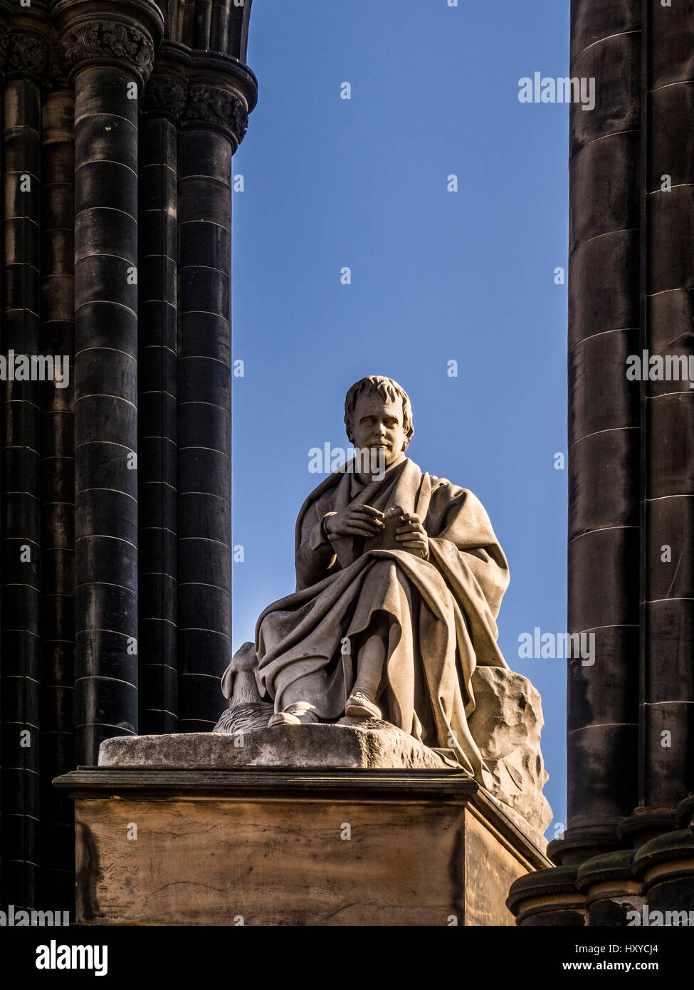 Statue en marbre blanc de carrara de Sir William Scott sous le monument de Blacken Scott dans Princes Street Gardens East, Édimbourg. Banque D'Images